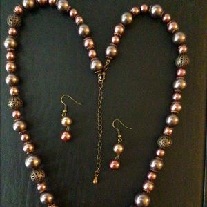 FAUX PEARL NECKLACE AND EARRINGS SET.